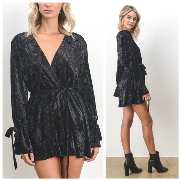 🖤◾️Crushed Velvet Romper in Blk◾️🖤 - Picture 2 of 3